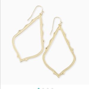 Kendra Scott Sophee Drop Earrings in gold.
